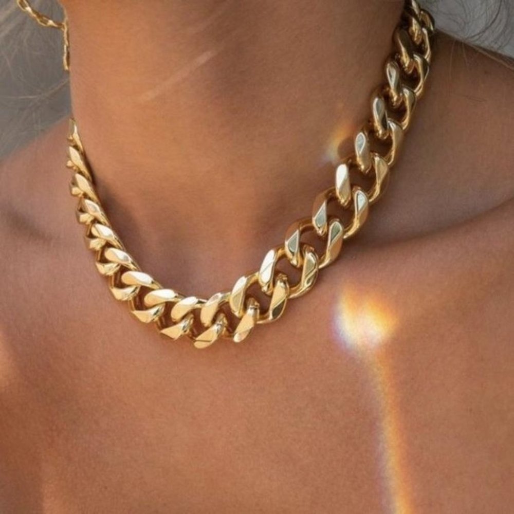Women's chunky necklace.